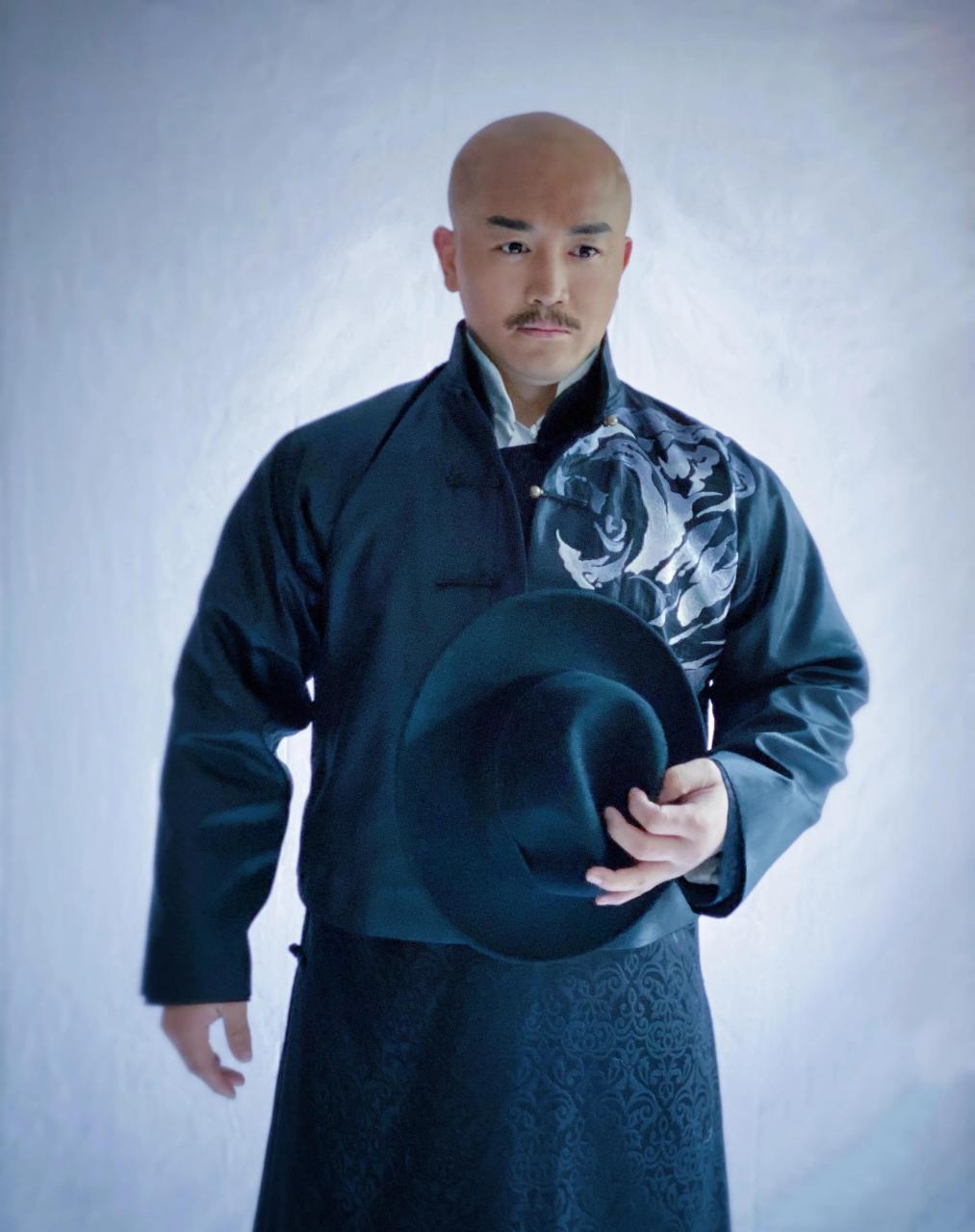 一身大号大帅军服,一双金枪,一班队伍…干掉所有