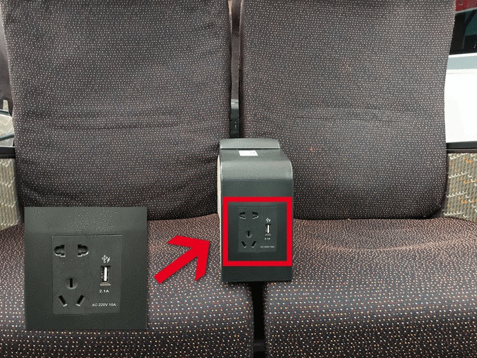商务座 cr400bf型动车组 每个商务座有一个220v usb加五孔插座
