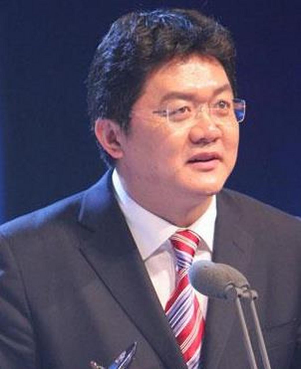 2007年,央视主持人张斌,正在直播奥运新闻发布会时,他的妻子突然冲