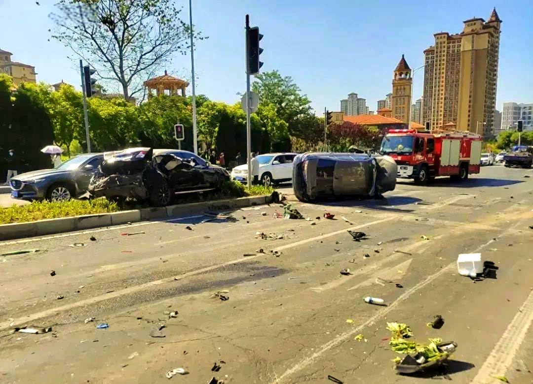 渣土车失控连撞多车,推着压扁的汽车前行,惨烈事故曝光