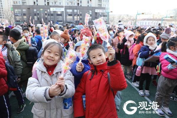 青岛四方小学为少先队员送上棒棒糖甜蜜祝愿