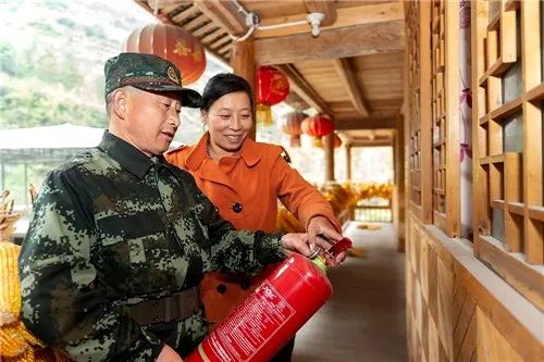 刘显全检查消防设施.(资料图片)