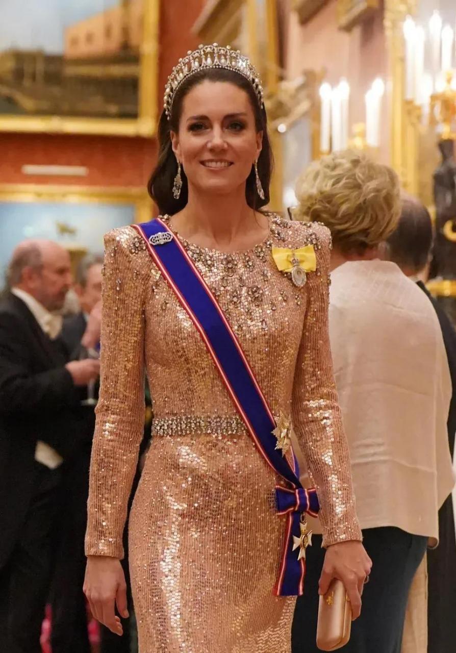 穿着价值5万的jenny packham金色礼服,搭配"剑桥情人结"皇冠和