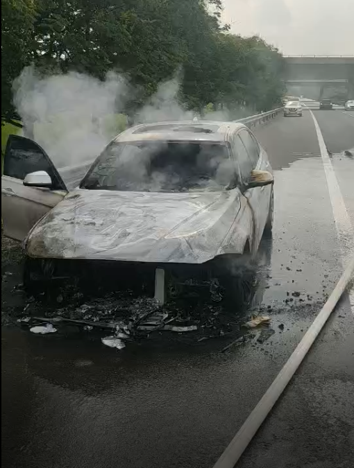 宝马高速路上自燃,一家五口险遭不测,官方承认可能是质量问题所致