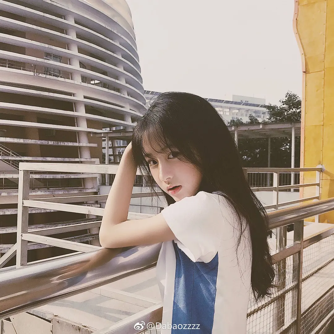 00后小花写真凭美貌出圈