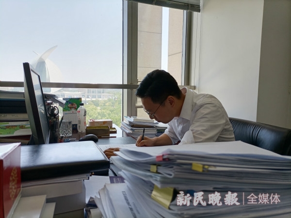 新片区 奋进这一年|出彩在上海:临港"三剑客",泡在办公室"头脑风暴"