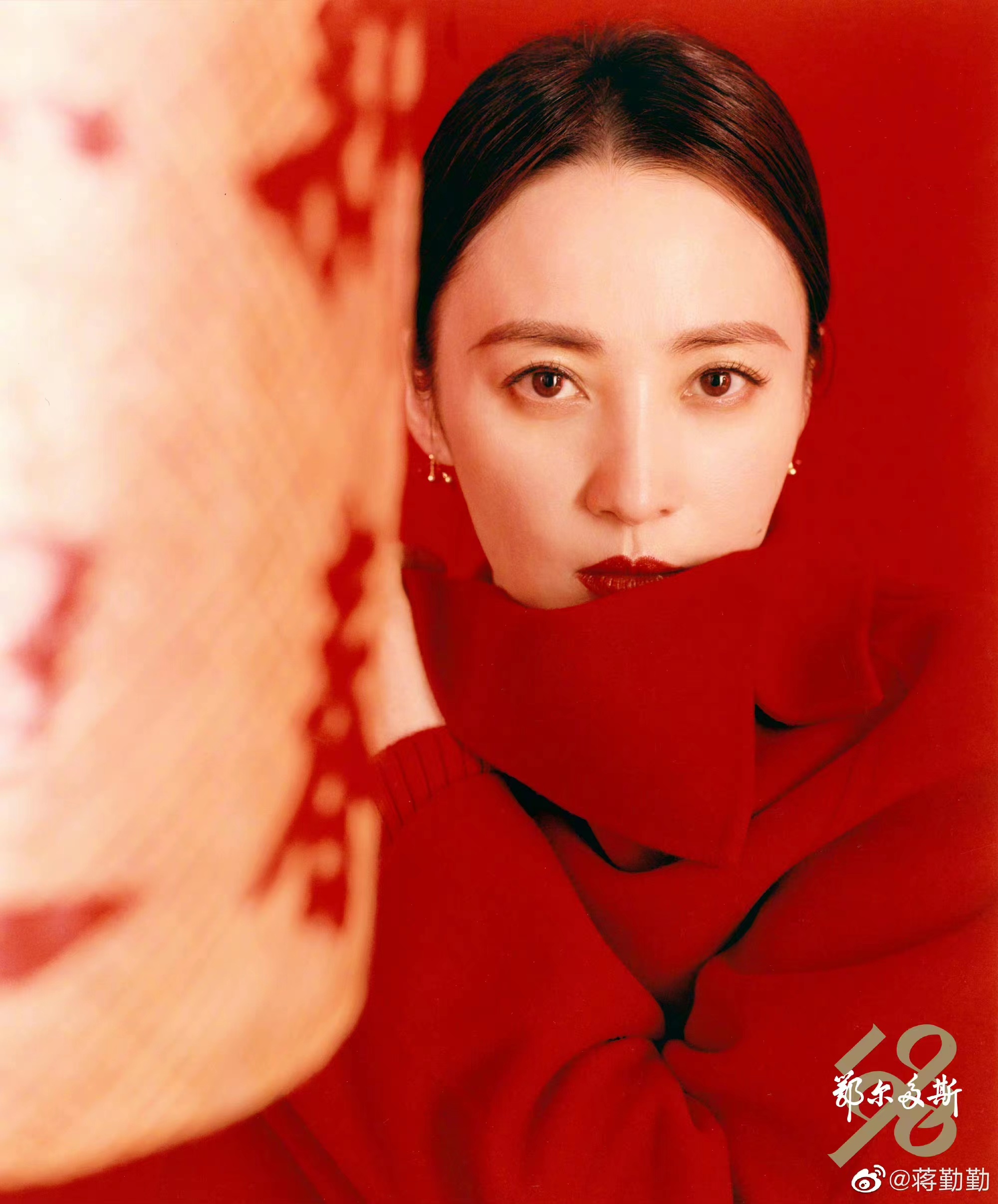 蒋勤勤时尚感爆棚,大红大绿的造型拍大片也不俗气,气质真好!