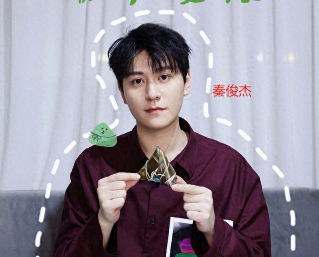 张雪迎疑曝新恋情!遛狗买菜牵手拥抱同回小区,男方神似秦俊杰