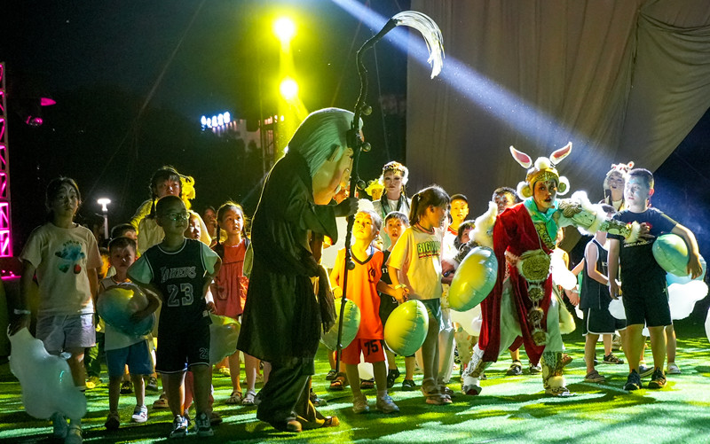 户外沉浸式儿童剧《兔儿爷》在信阳光山首演