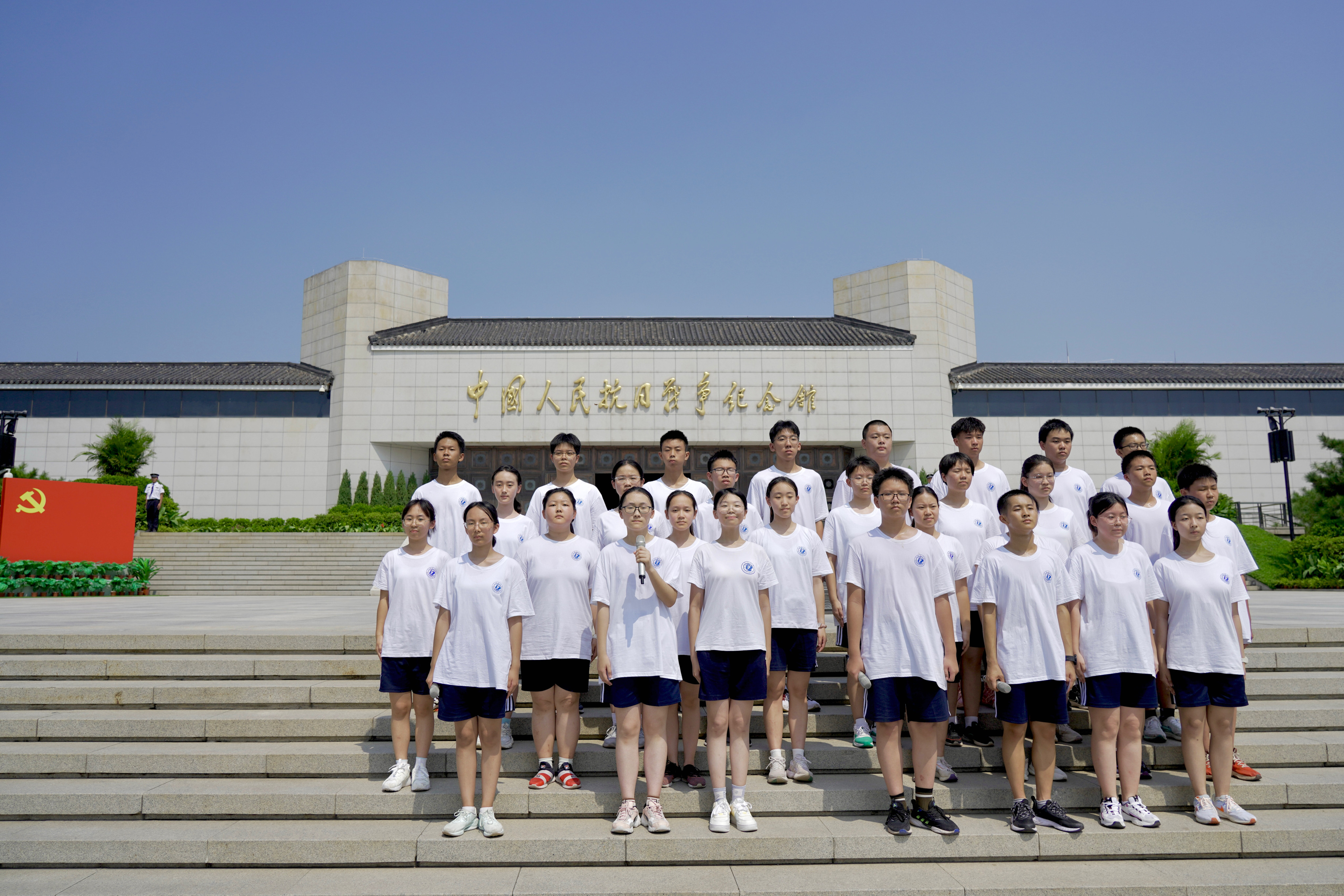 北京十二中高一新生徒步前往抗日战争纪念馆,参加爱国主义国防教育