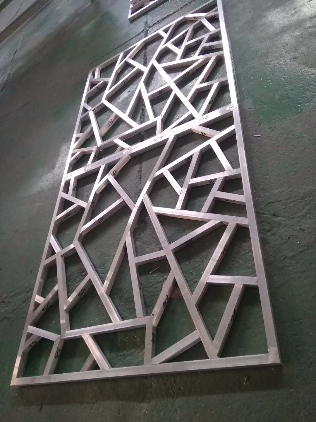 外墙装饰冰裂纹铝漏窗花 冰花纹漏窗规格