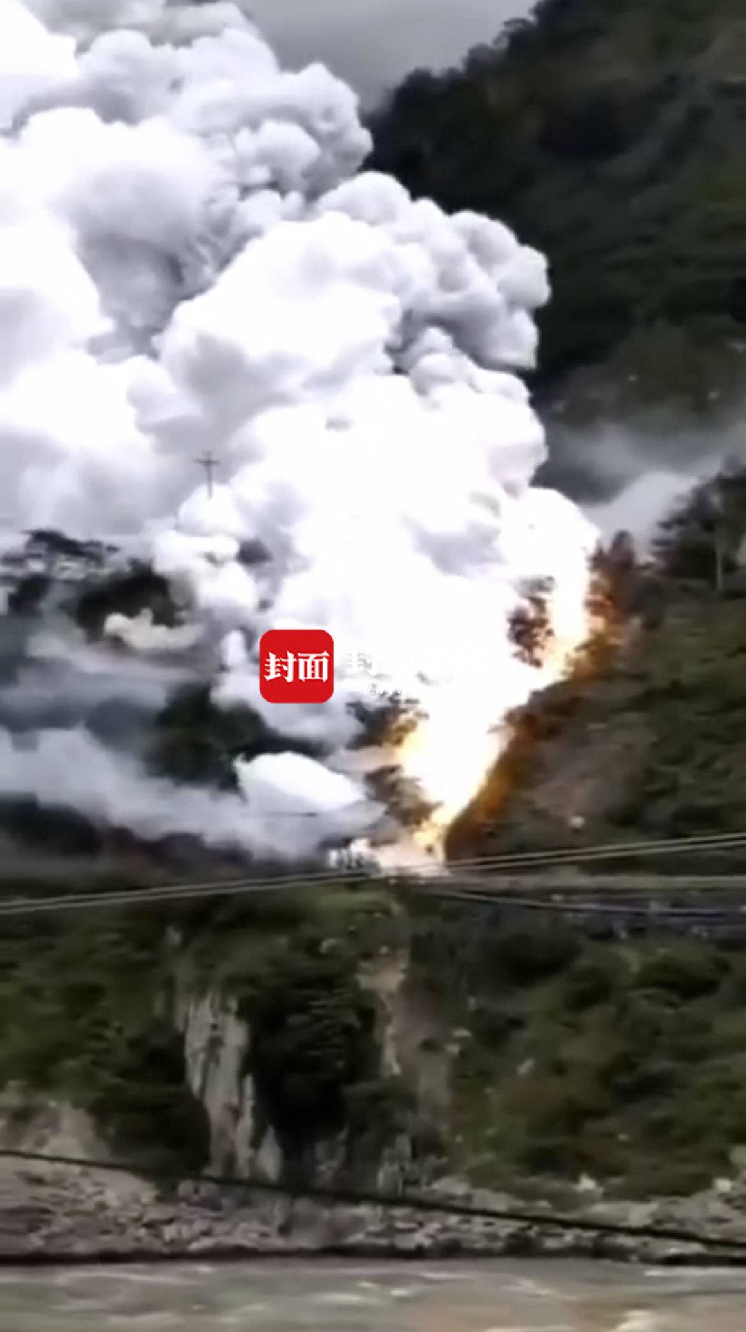 装有28吨黄磷货车在四川汉源侧翻 黄磷泄漏自燃浓烟滚滚,目前已得到