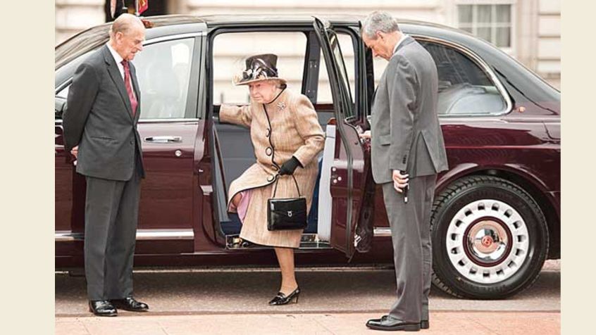 没有驾照的英国女王 离开了她的爱车