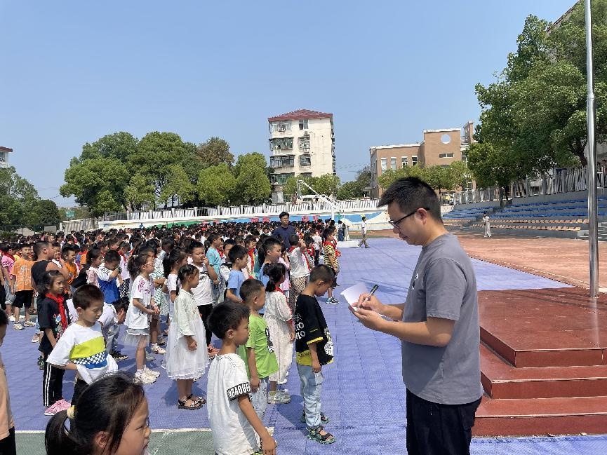 柳叶湖旅游度假区白鹤镇中学举行消防疏散演练