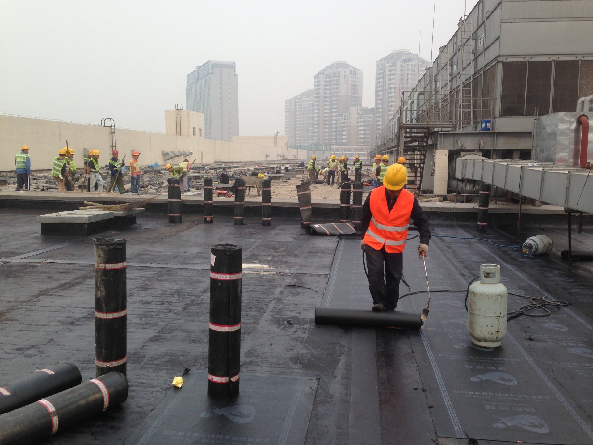 屋顶漏水用什么材料修补?要看楼顶结构,漏水面积,合适的才最好