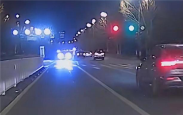 大快人心！对向小车狂闪远光灯挑衅 警车路过直接截停