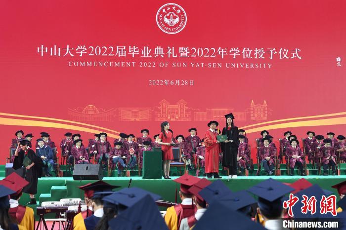 中山大学举行毕业典礼 万名毕业生踏上新征程