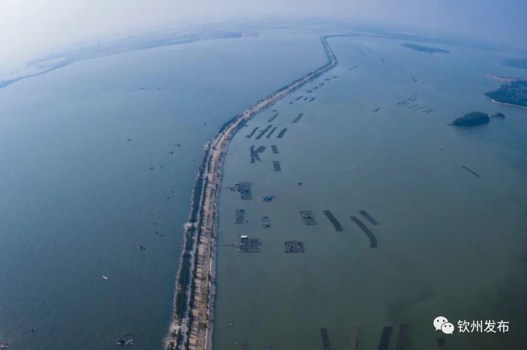 横亘在三娘湾与钦州港之间,有一条若隐若现的沙带,世称三墩沙,实为