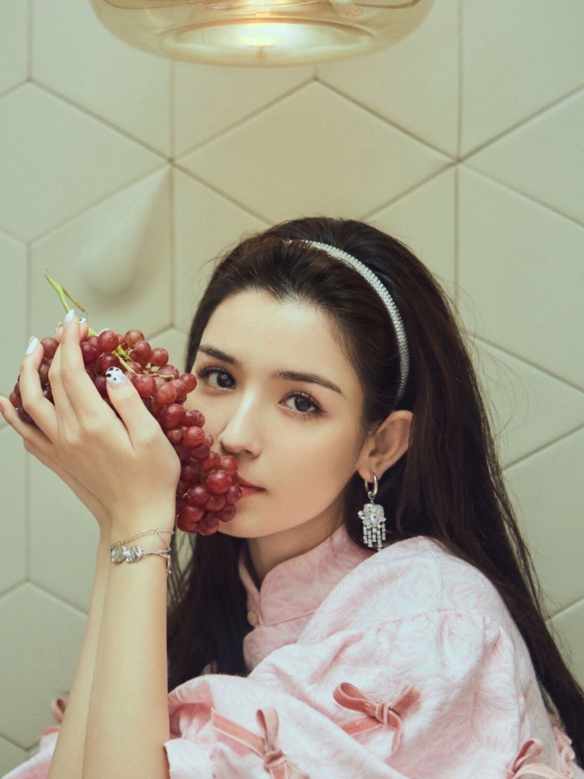 新疆美人穿起旗袍有多好看?瞧瞧俏皮灵动的哈妮克孜,你就明白了