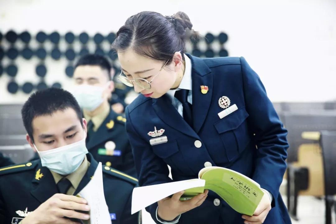 文职教员强颖:与学生一起成长