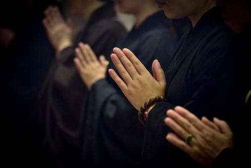 非佛门弟子合十不贴掌心 佛教中用双手合十来表示祈祷,祝福,感谢,感恩