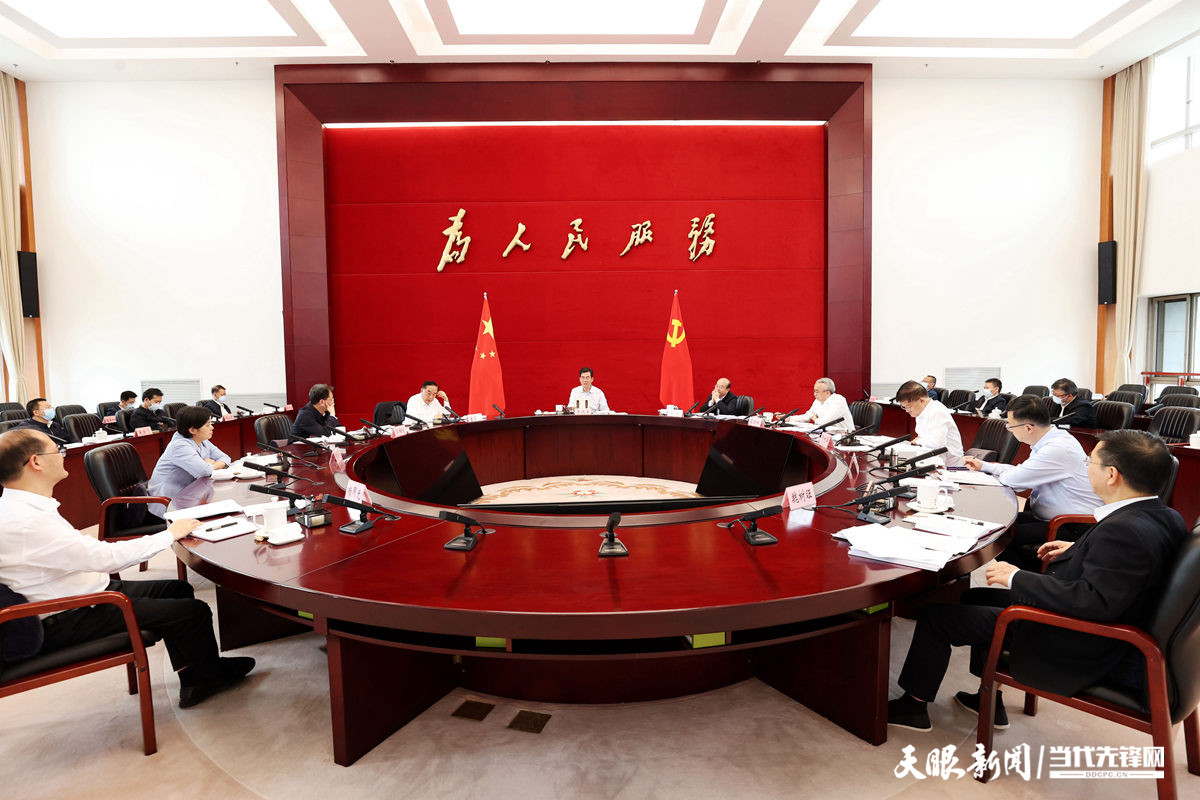 省政府党组举行主题教育理论学习中心组集中研讨会 李炳军主持并讲话