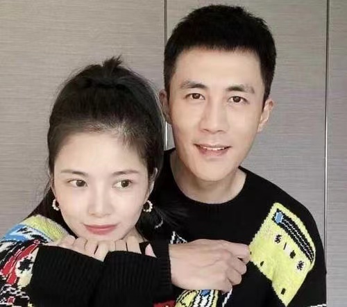杜淳老婆王灿晒素颜自拍,各种怼网友,网友:她不仅自恋还自卑