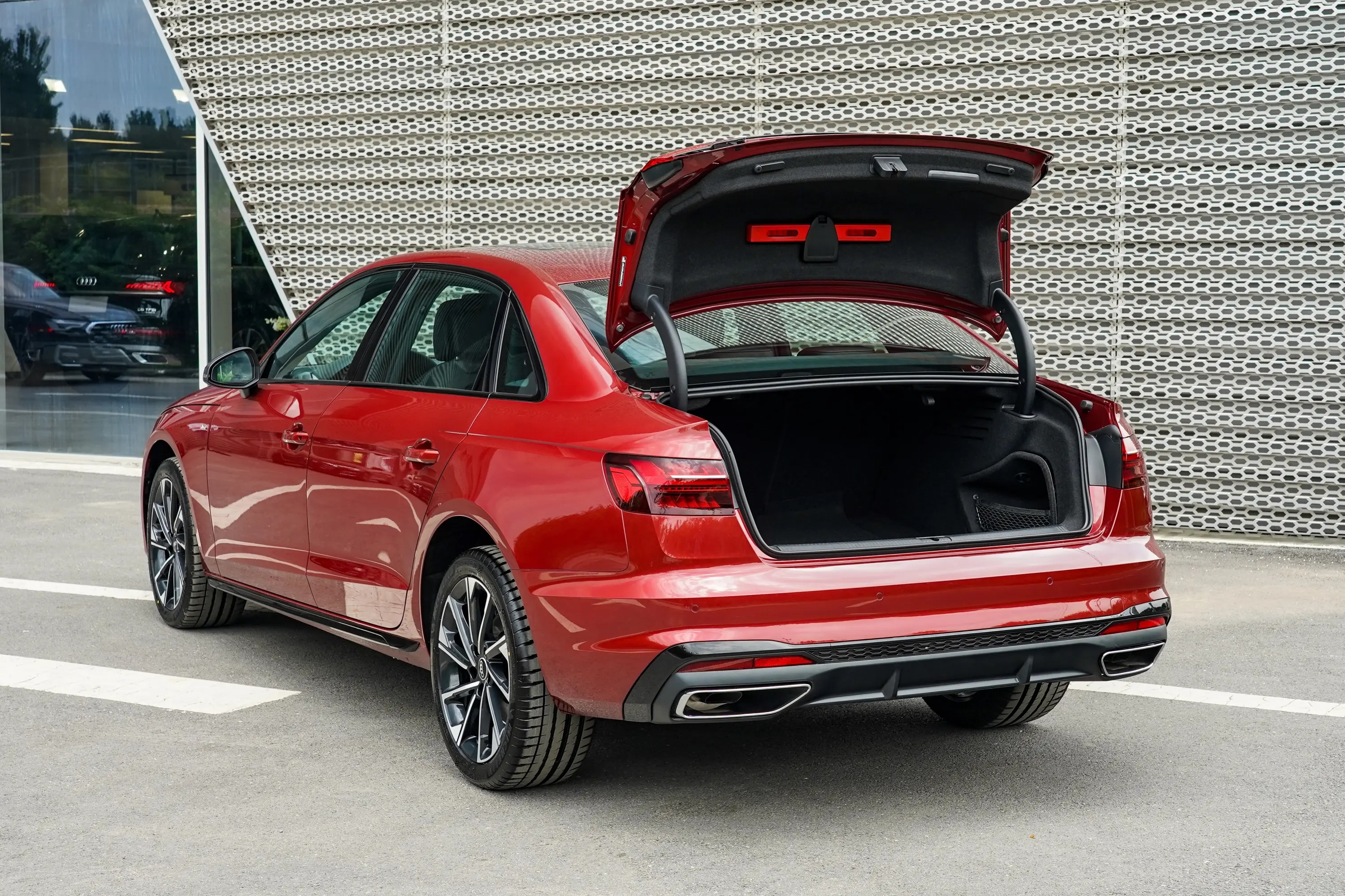 奥迪 a4l 红色值多少钱