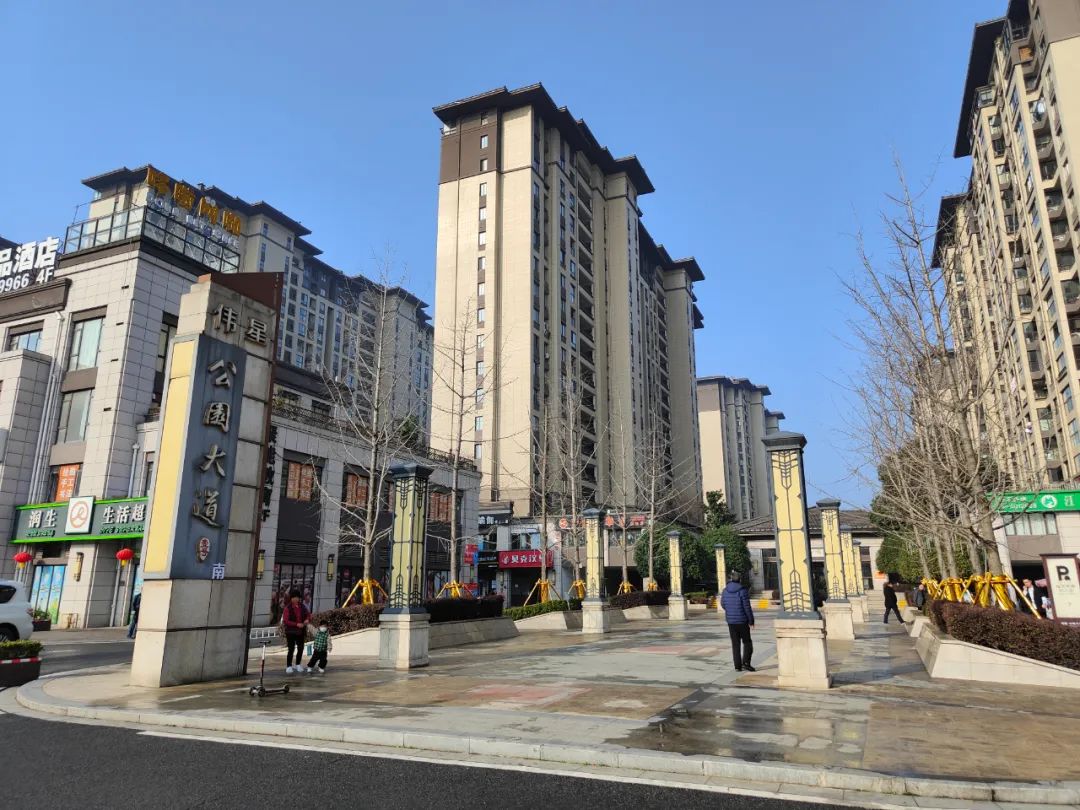 正在进行!单向前率队现场走访调研小区物业问题