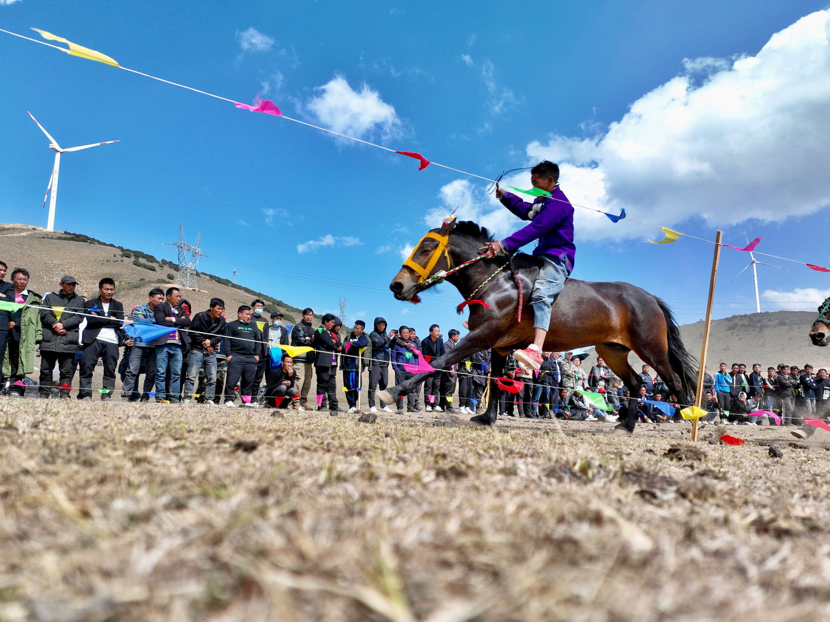 c视频|凉山海口 高原牧场上演彝人赛马