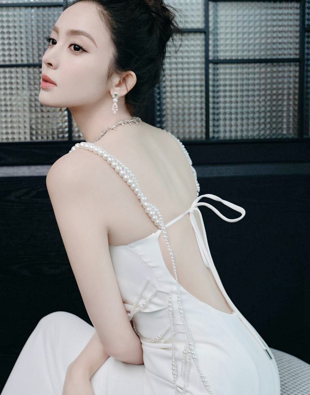 古力娜扎一身珍珠吊带白裙玉臂美背鲜乳性感十足.你喜欢它?