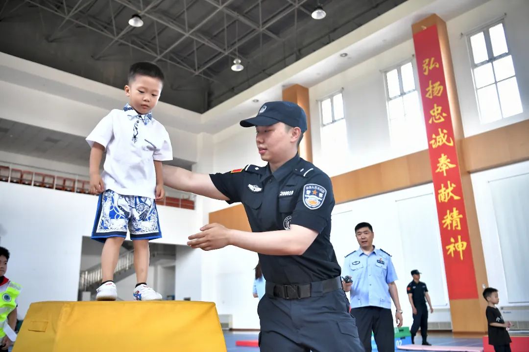 警校"警队校"实训基地在父母的陪同下邀请200余名适龄"少警学员"举办"