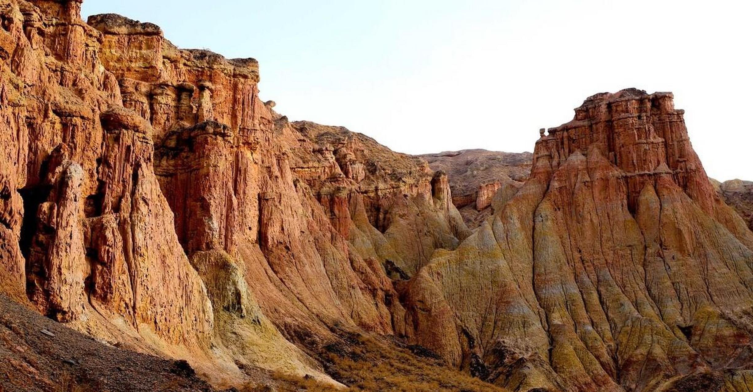 甘肃张掖地区发现了占地20平方公里的稀有珍贵土林地貌景象,形态各异