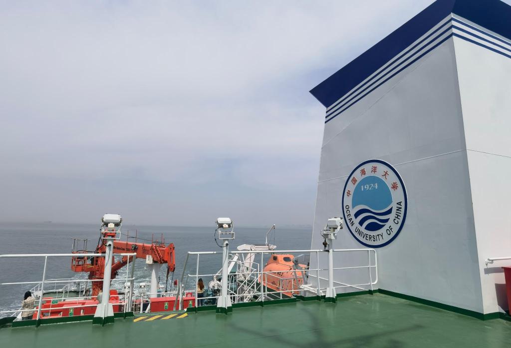 6所驻青高校师生首次登上"东方红3"观海听涛,感悟大国重器