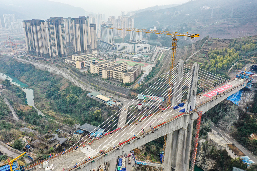 渝湘高铁重黔段长途河双线大桥合龙 为全线建成打下基础