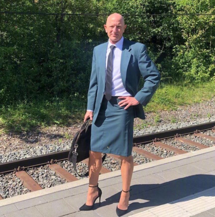 外国奇葩大叔爱上紧身短裙和高跟鞋,这身材女生看到后都自愧不如