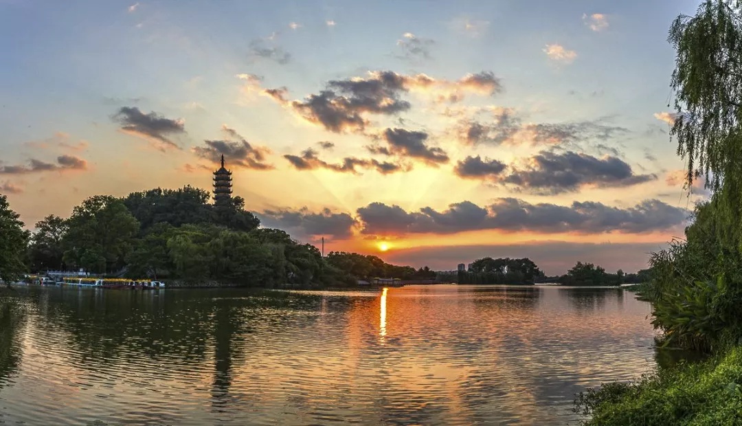 有年味的生态环境|镇江:金山湖光闪,撞钟迎新年