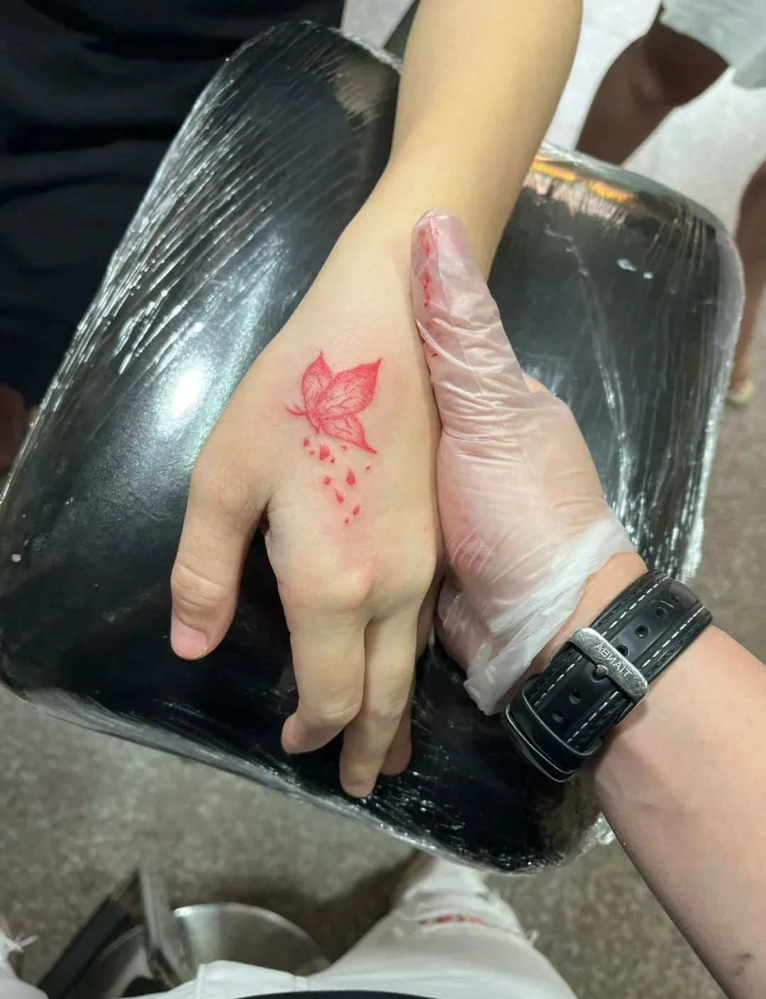 手部红色蝴蝶纹身图案推荐