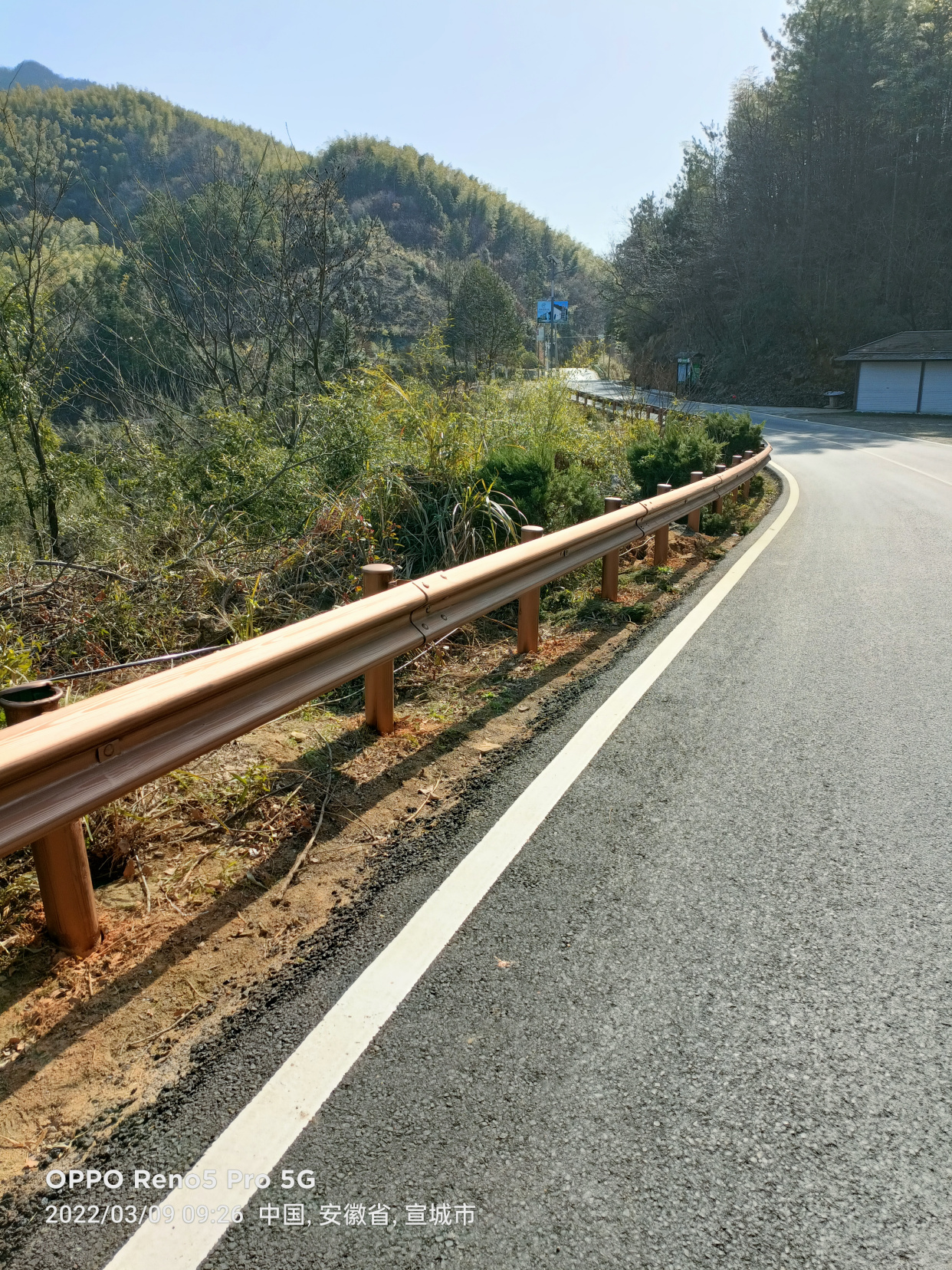 安徽省宣城市泾县月亮湾景区波形护栏木纹漆真实案例分享