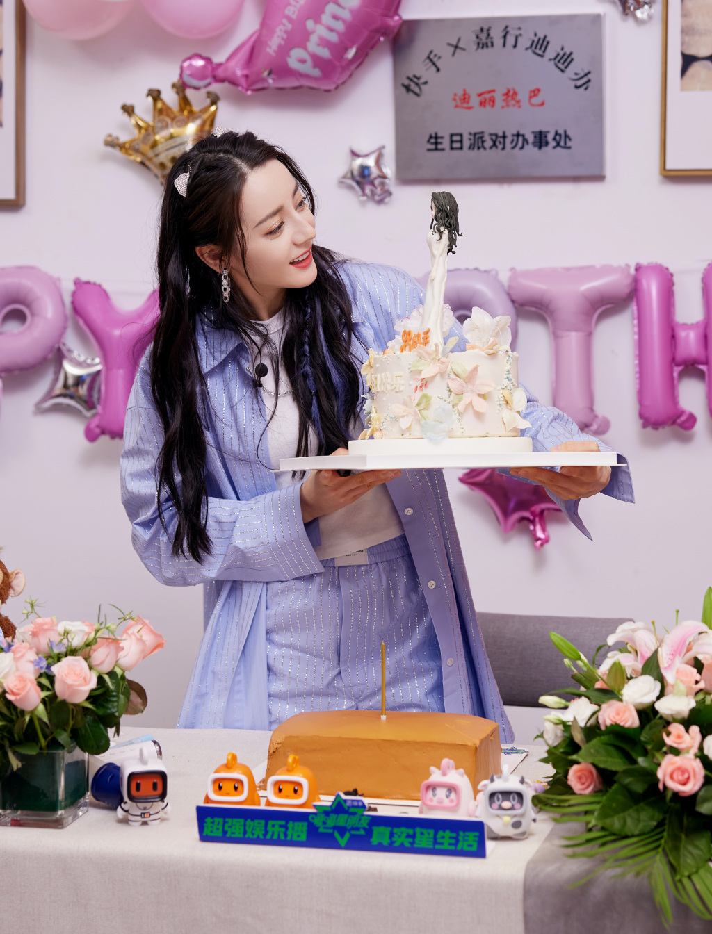 迪丽热巴庆29岁生日,穿衬衫配短裤出镜扮"学姐",身材瘦任性