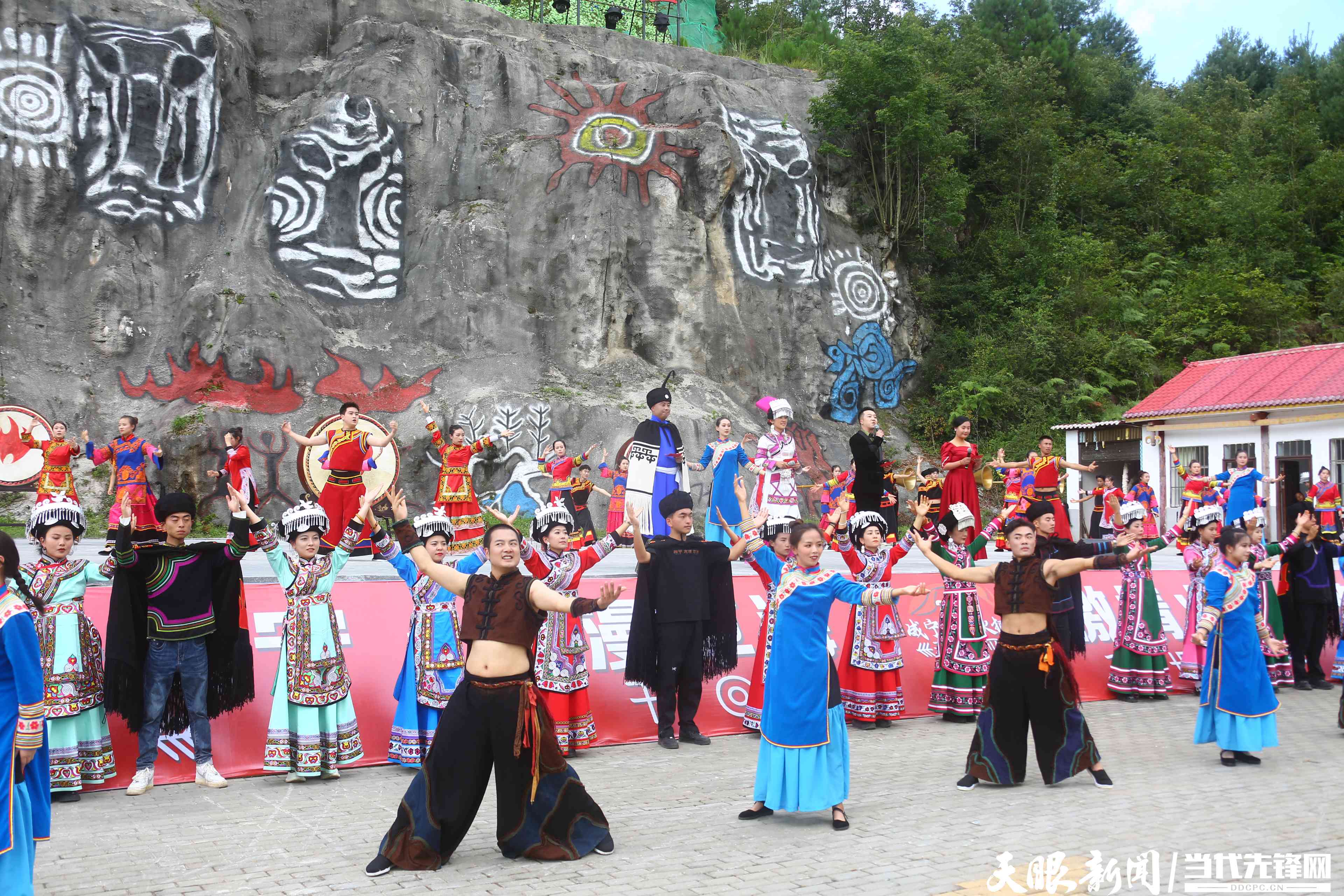 威宁彝族火把节|"乌撒彝风"文艺演出燃情登场