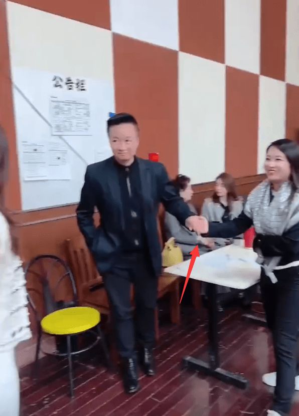 阎维文与学生聚会,与女学生牵手举止亲密,还与众多美女合影