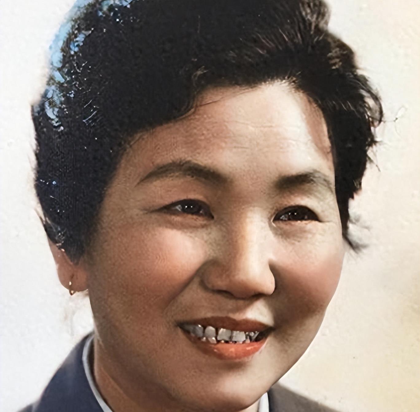 一句台词识破潜伏间谍,去世23年的赵丽蓉,仍被多家官媒发文缅怀