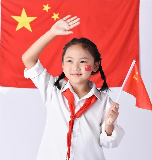 我跟国旗合张影合集|看,国旗下的这些甜美笑脸