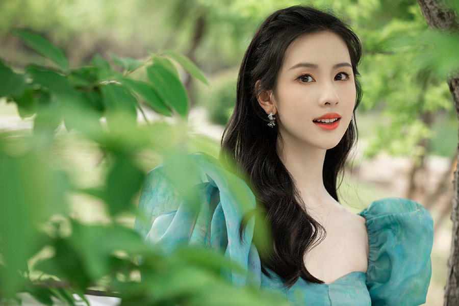 女星同龄不同命!张慧雯被周也超车,她和陈都灵长相似成豪门阔太