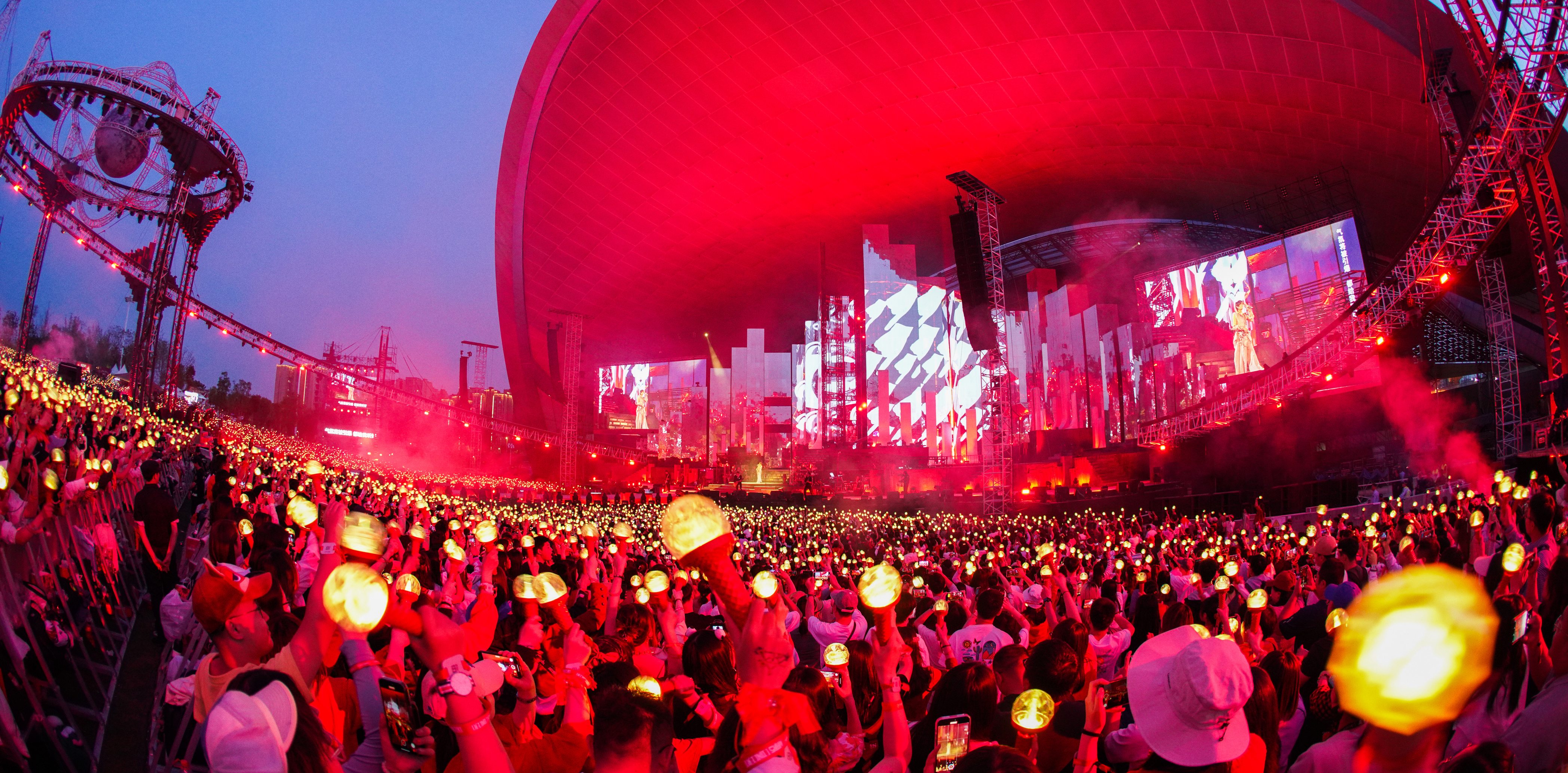 人山人海!华晨宇演唱会成都开唱,场地可容纳十万人!