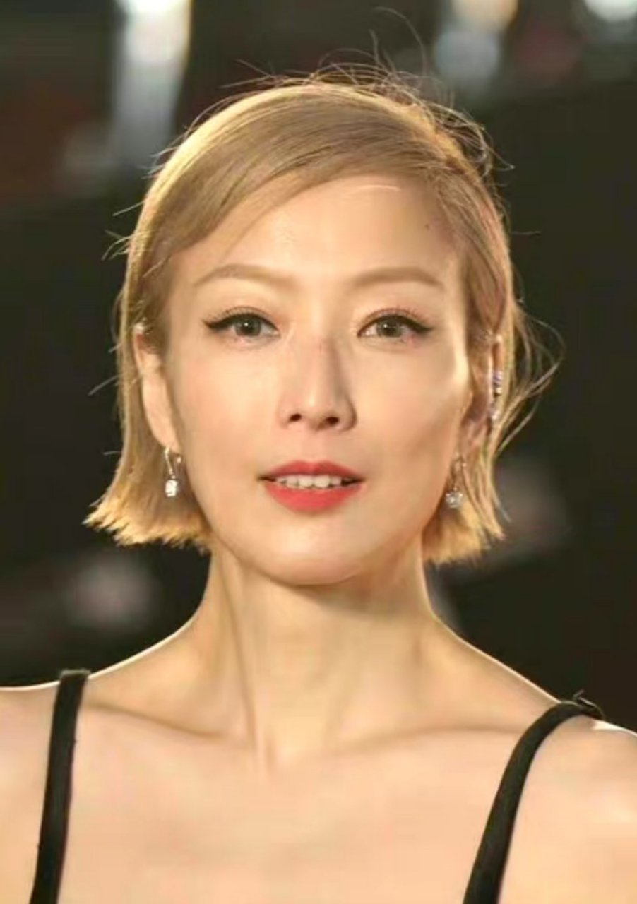 20岁和51岁的郑秀文对比照. 看看有哪些明显面部变化.