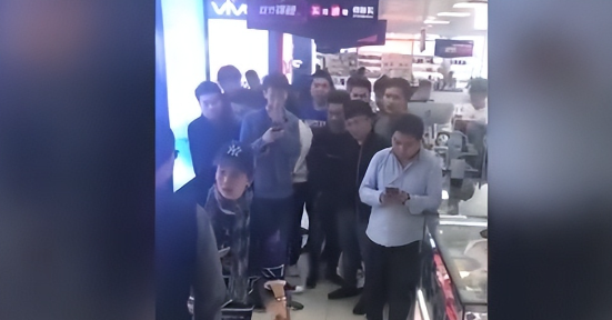 案例:黑人偷窃被抓装死,上海女友狂吼,他是摩尔人你们没权力抓