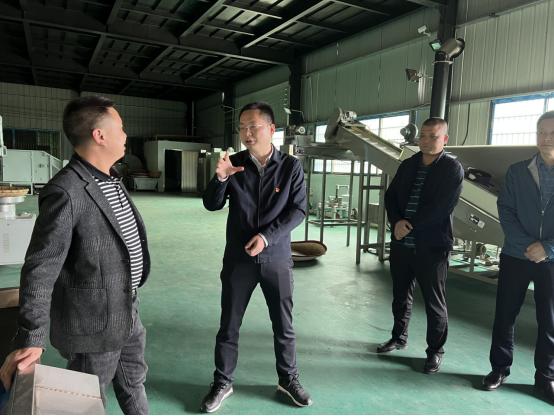 周登高调研甘泉山茶叶专业合作社