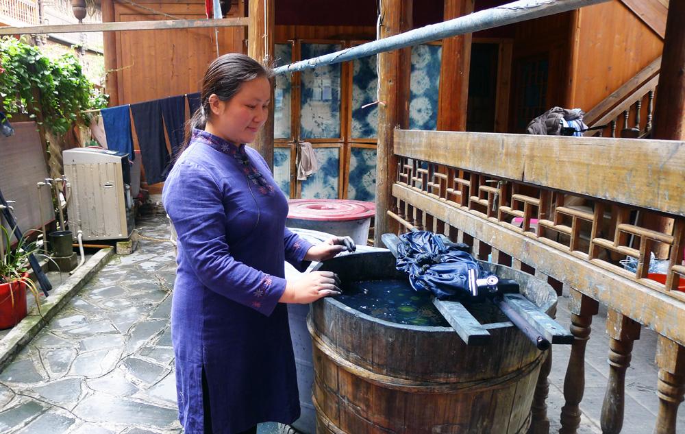 蓝靛染:古朴素布上,染就出蓝与白的世界